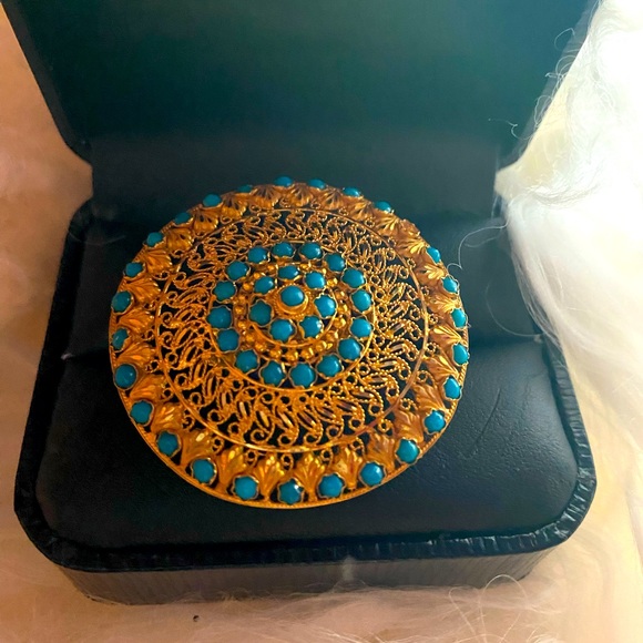 18K Solid Yellow Gold Ring - Picture 4 of 6